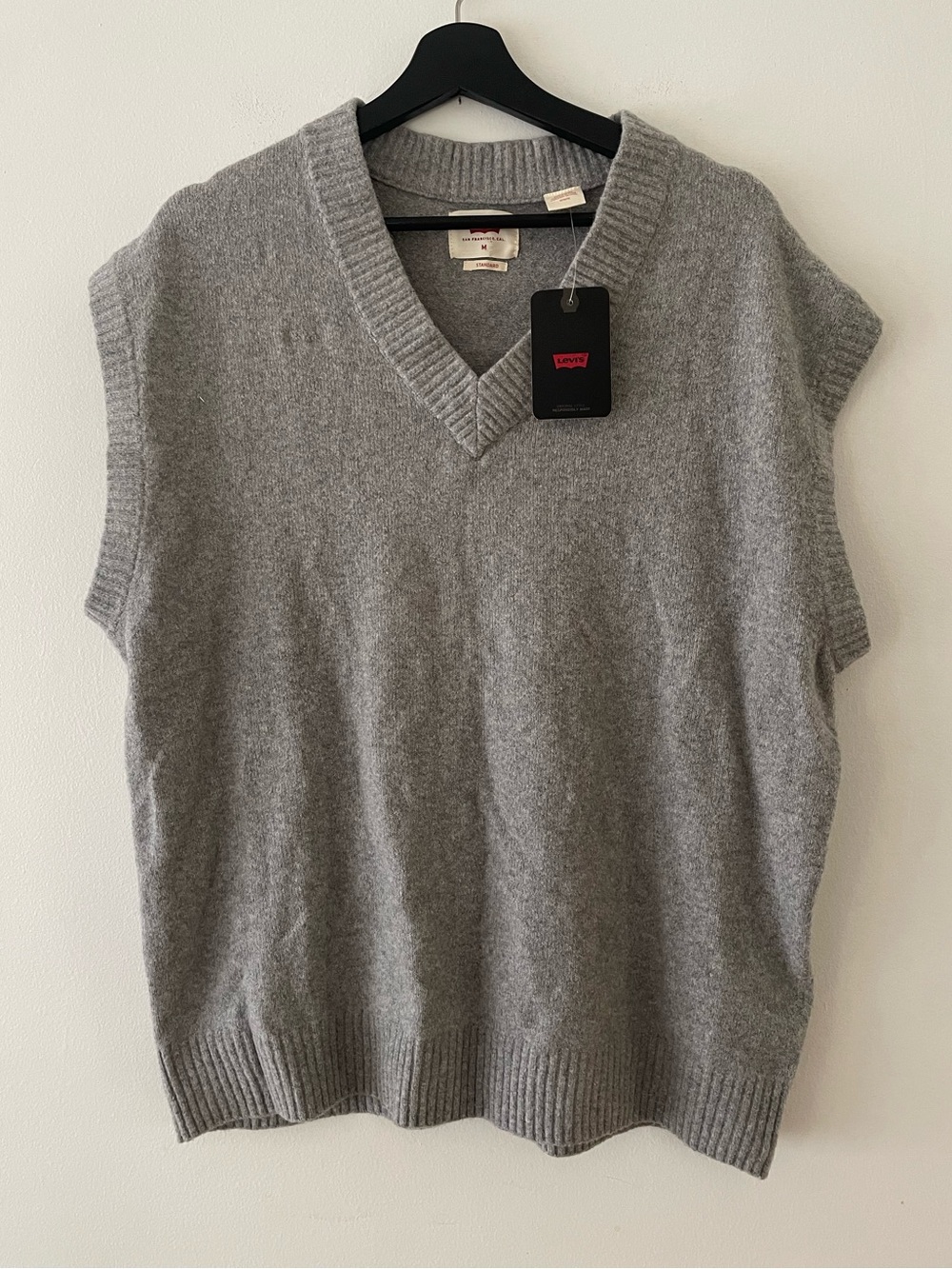 Levi's Standard Fit V-Neck Sweater Vest Size M